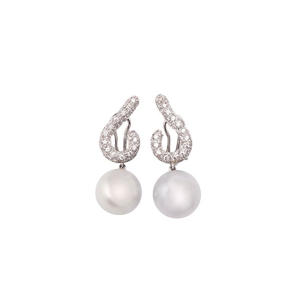 Pair of pendant earrings in 18 kt white gold, diamonds and Australian pearls