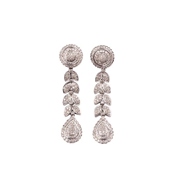 Pair of long earrings in 18 kt white gold and diamonds