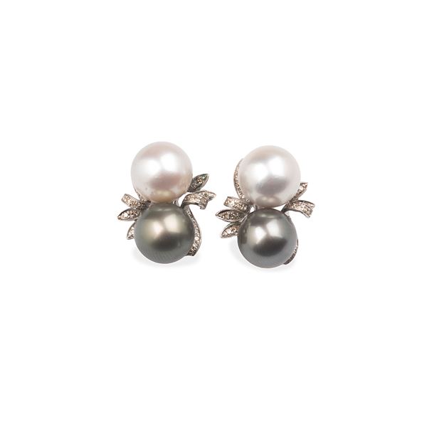 Pair of earrings in 18 kt white gold, diamonds and four two-tone pearls