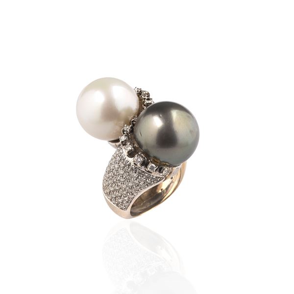 Large Contrariè ring in 18 kt white gold, diamonds and two two-tone pearls