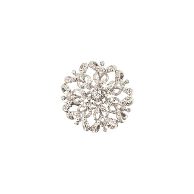 Spilla circolare, oro bianco 18 kt e diamanti (anni Sessanta)