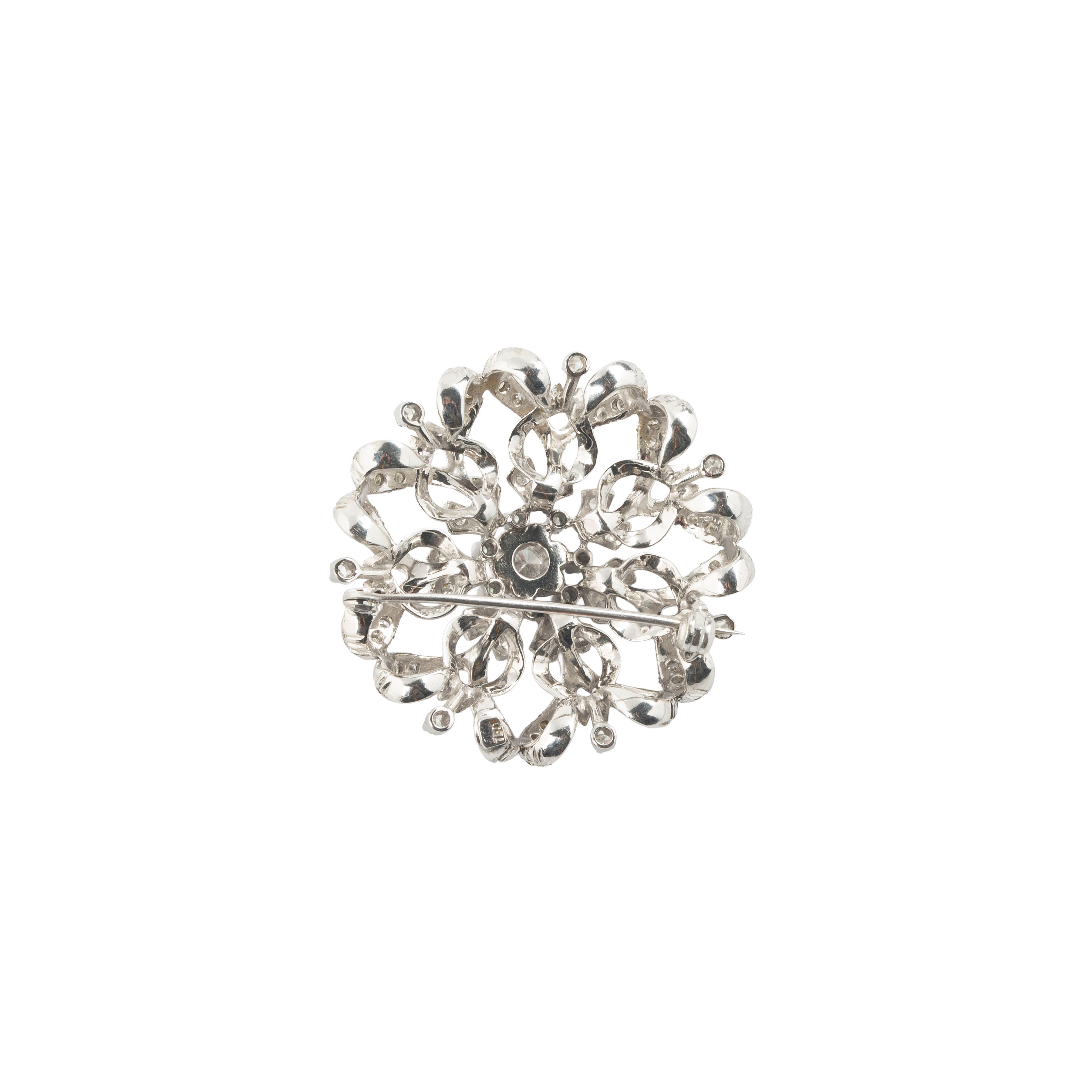 Spilla circolare, oro bianco 18 kt e diamanti (anni Sessanta)