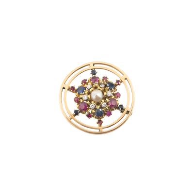 Spilla circolare in oro giallo 18 kt con diamanti, zaffiri, rubini e perla coltivata, anni Cinqua...