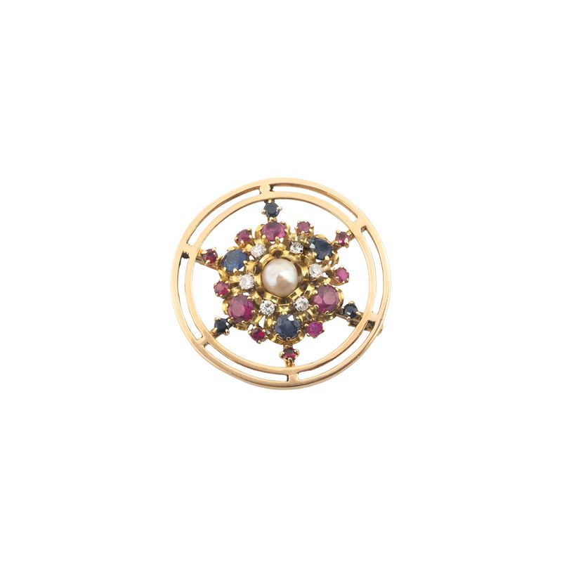Spilla circolare in oro giallo 18 kt con diamanti, zaffiri, rubini e perla coltivata, anni Cinqua...