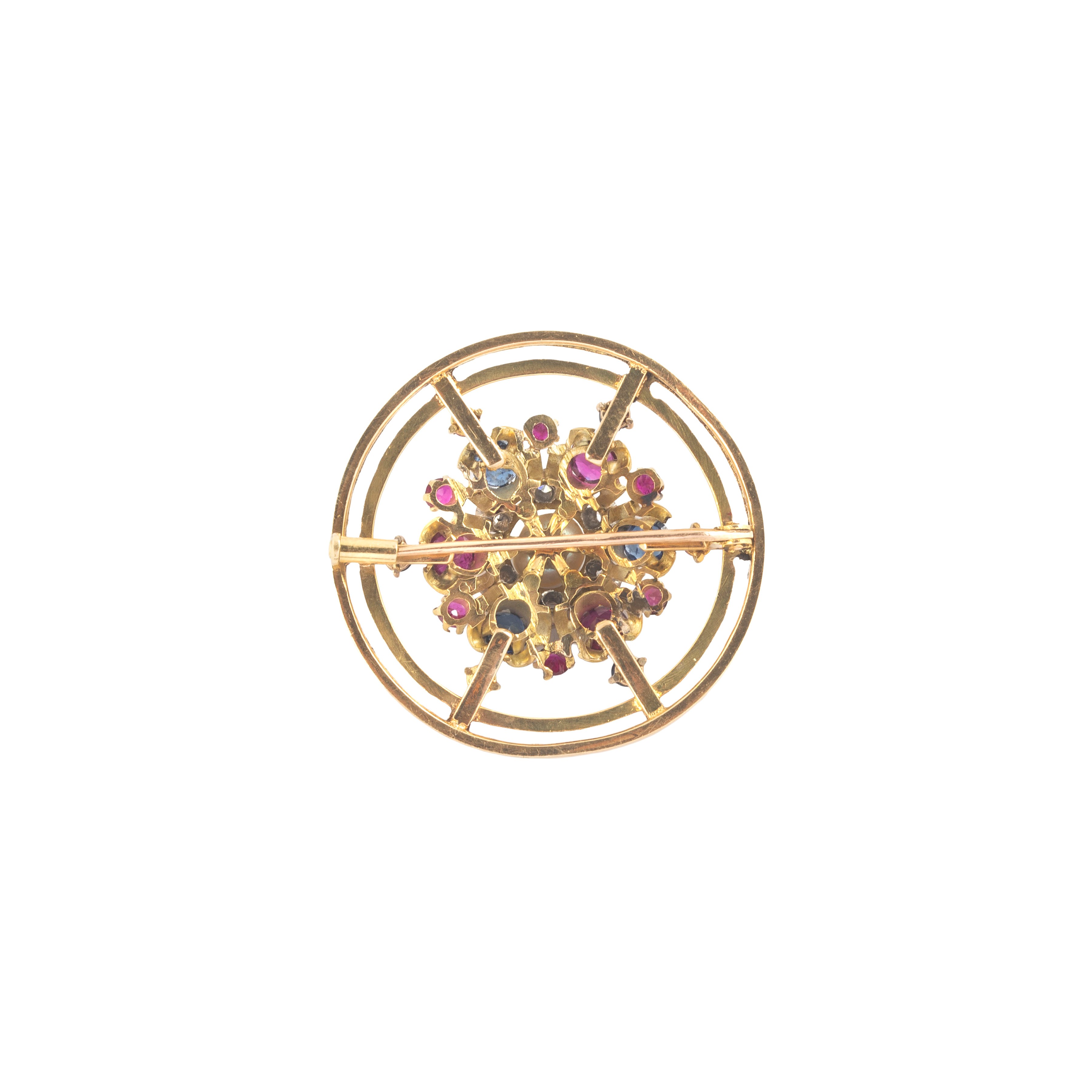 Spilla circolare in oro giallo 18 kt con diamanti, zaffiri, rubini e perla coltivata, anni Cinqua...