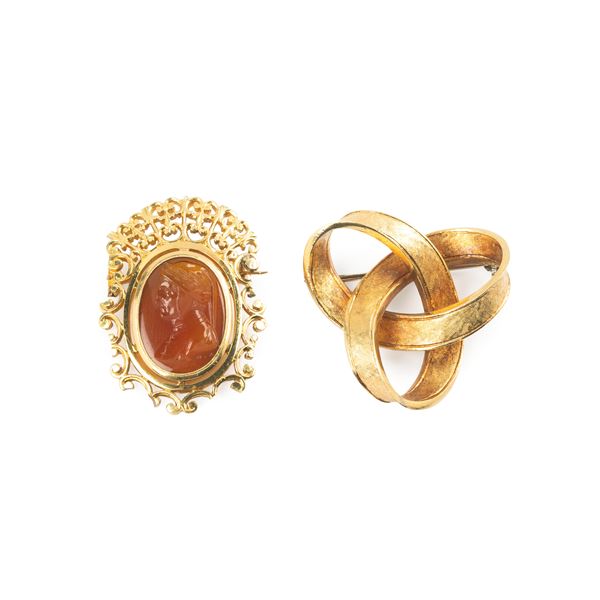 Brooch in 18 kt rooster gold and cameo depicting Dante and brooch in 18 kt yellow gold