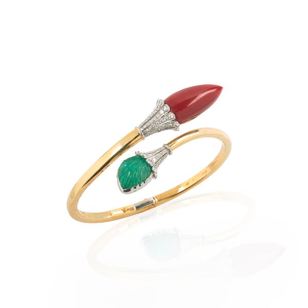 Bracciale rigido in oro giallo, bianco 18 kt, diamanti, corallo e smeraldo inciso