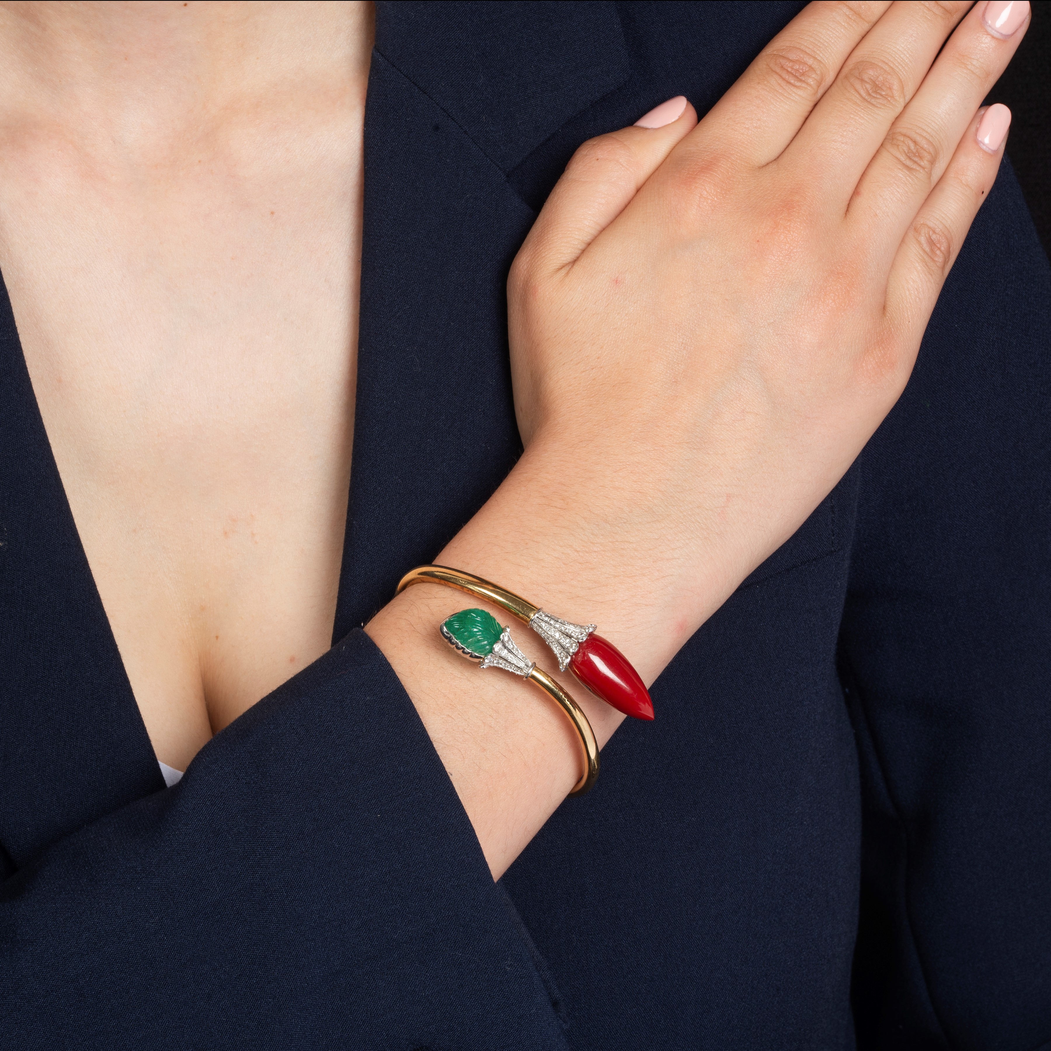 Bracciale rigido, oro giallo e bianco 18 kt con diamanti, smeraldo inciso e corallo, anni Sessant...