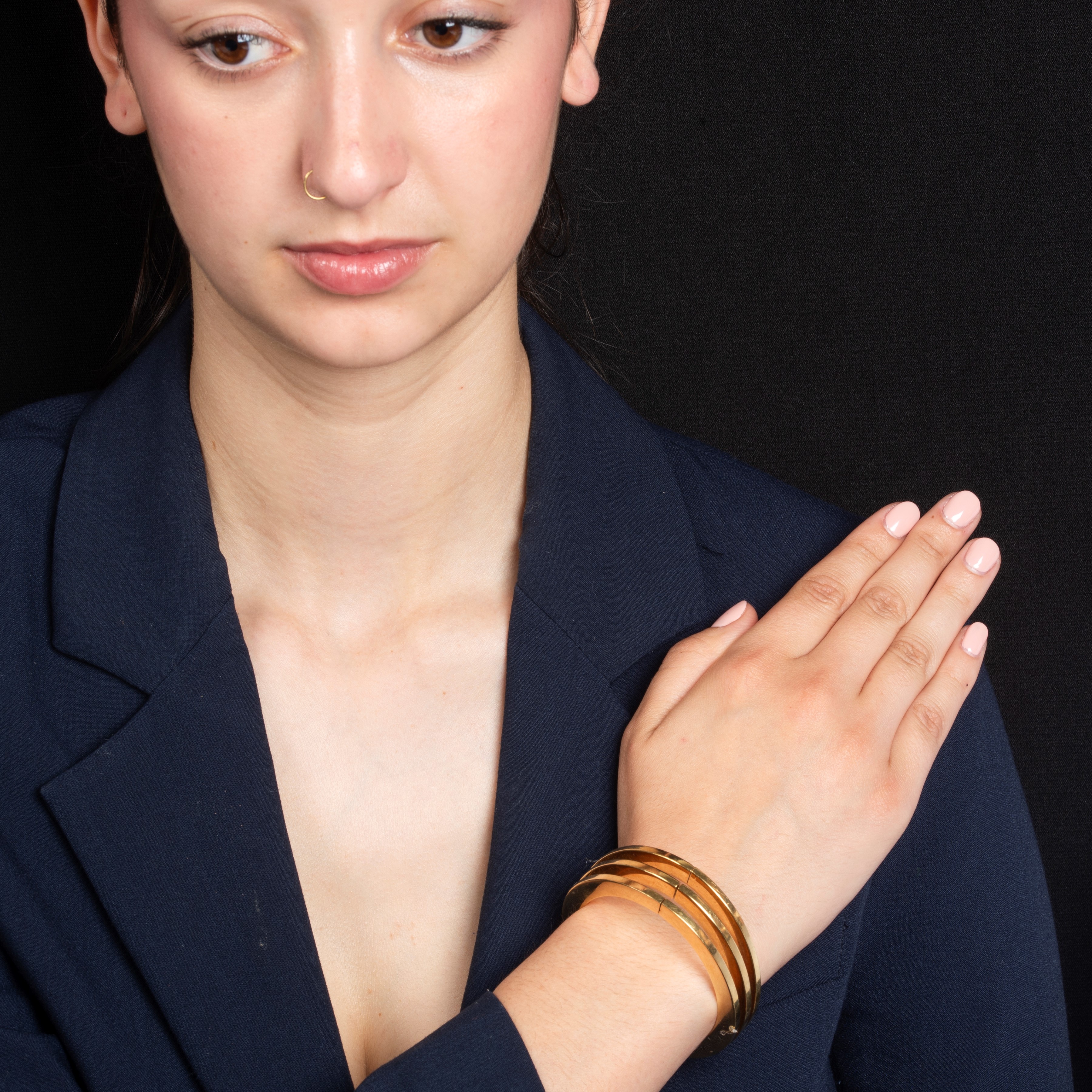 Pesavento, Grande bracciale rigido in oro giallo 18 kt di ispirazione geometrica