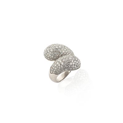 Grande anello in oro bianco 18 kt con diamanti, anni Novanta