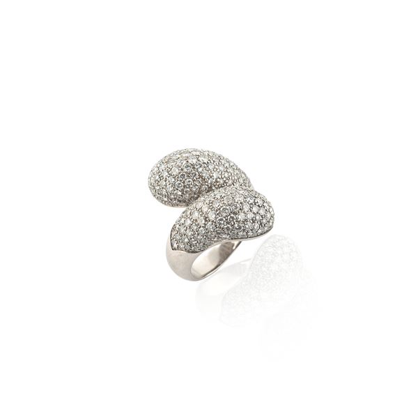 Large Contrariè ring in 18 kt white gold and diamonds