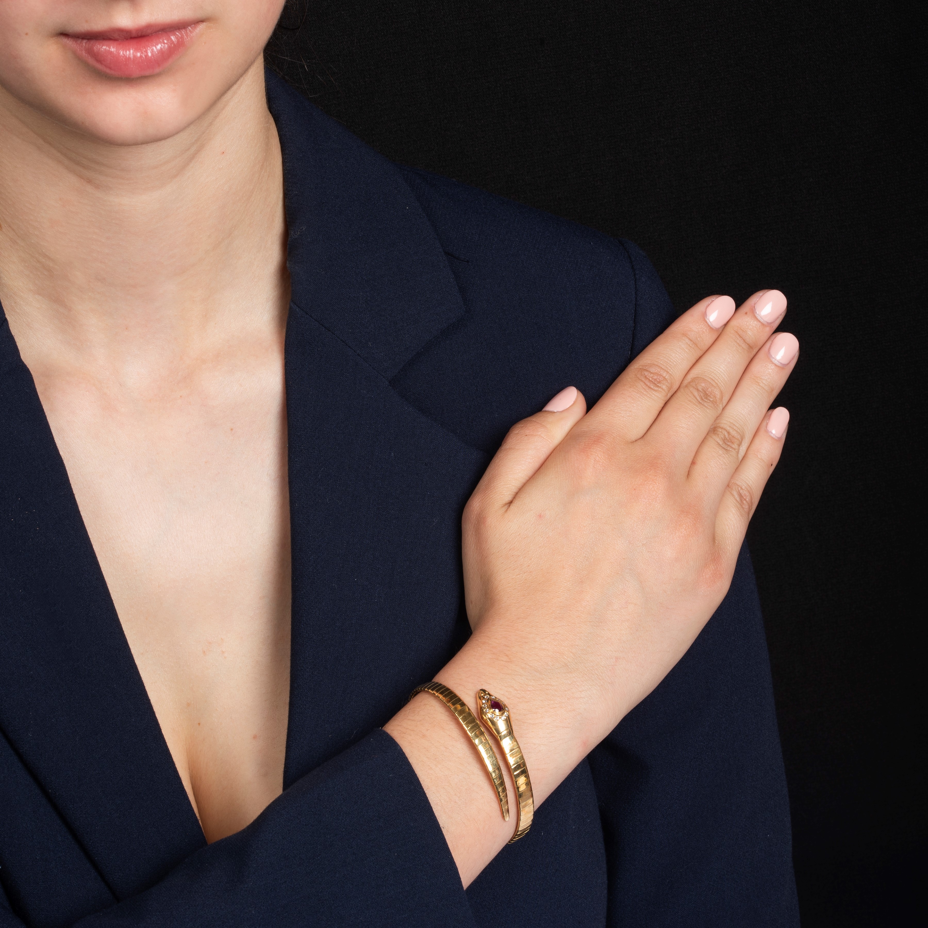 Bracciale a serpente in oro giallo 18 kt con rubino e diamanti, anni Sessanta