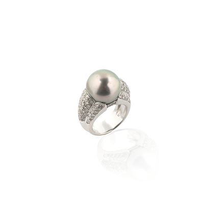 Anello grande in oro bianco 18 kt con diamanti e perla grigia, anni Novanta