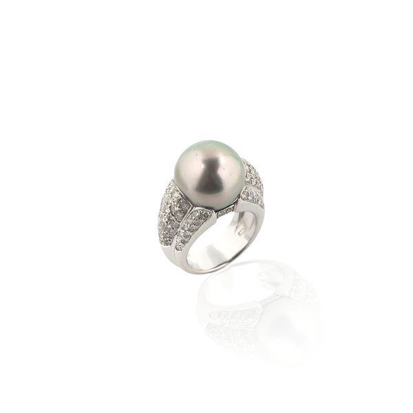 Large ring in 18 kt white gold, diamonds and gray pearl