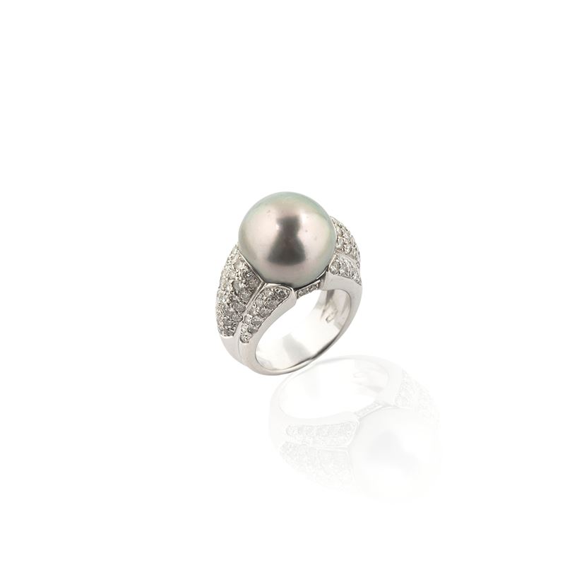 Anello grande in oro bianco 18 kt con diamanti e perla grigia, anni Novanta