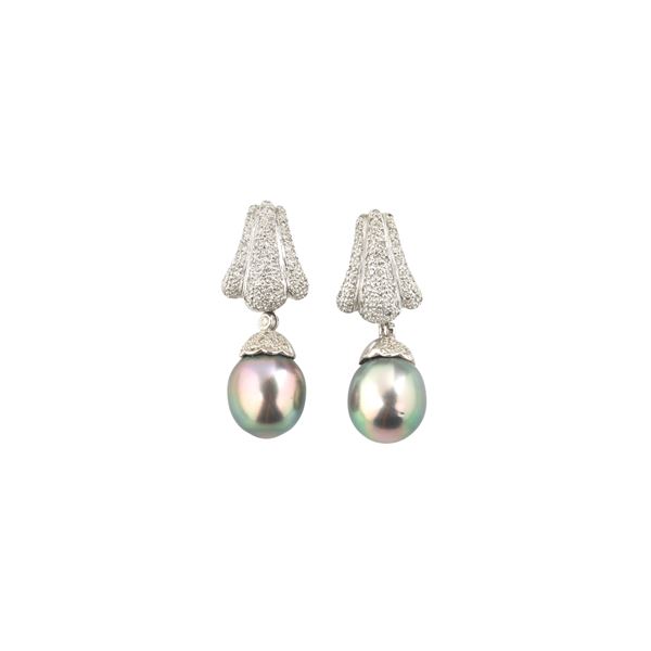 Pair of pendant earrings in 18 kt white gold, diamonds and gray pearls