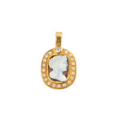Pendente in oro giallo 18 kt con diamanti e cammeo, profilo femminile classico in agata