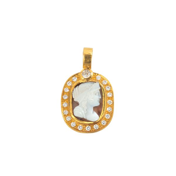 Pendant in 18 kt yellow gold, diamonds and cameo depicting a classic female profile in agate