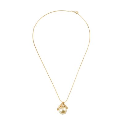 Pendente in oro giallo 18 kt con perla e diamanti, catena in oro giallo 18 kt