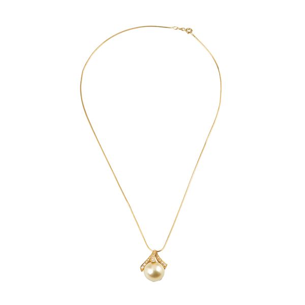 Pendente in oro giallo, diamanti e perla gold con catena in oro giallo 18 kt