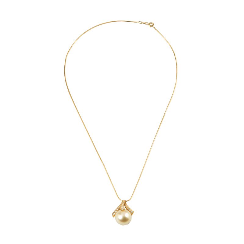 Pendente in oro giallo 18 kt con perla e diamanti, catena in oro giallo 18 kt