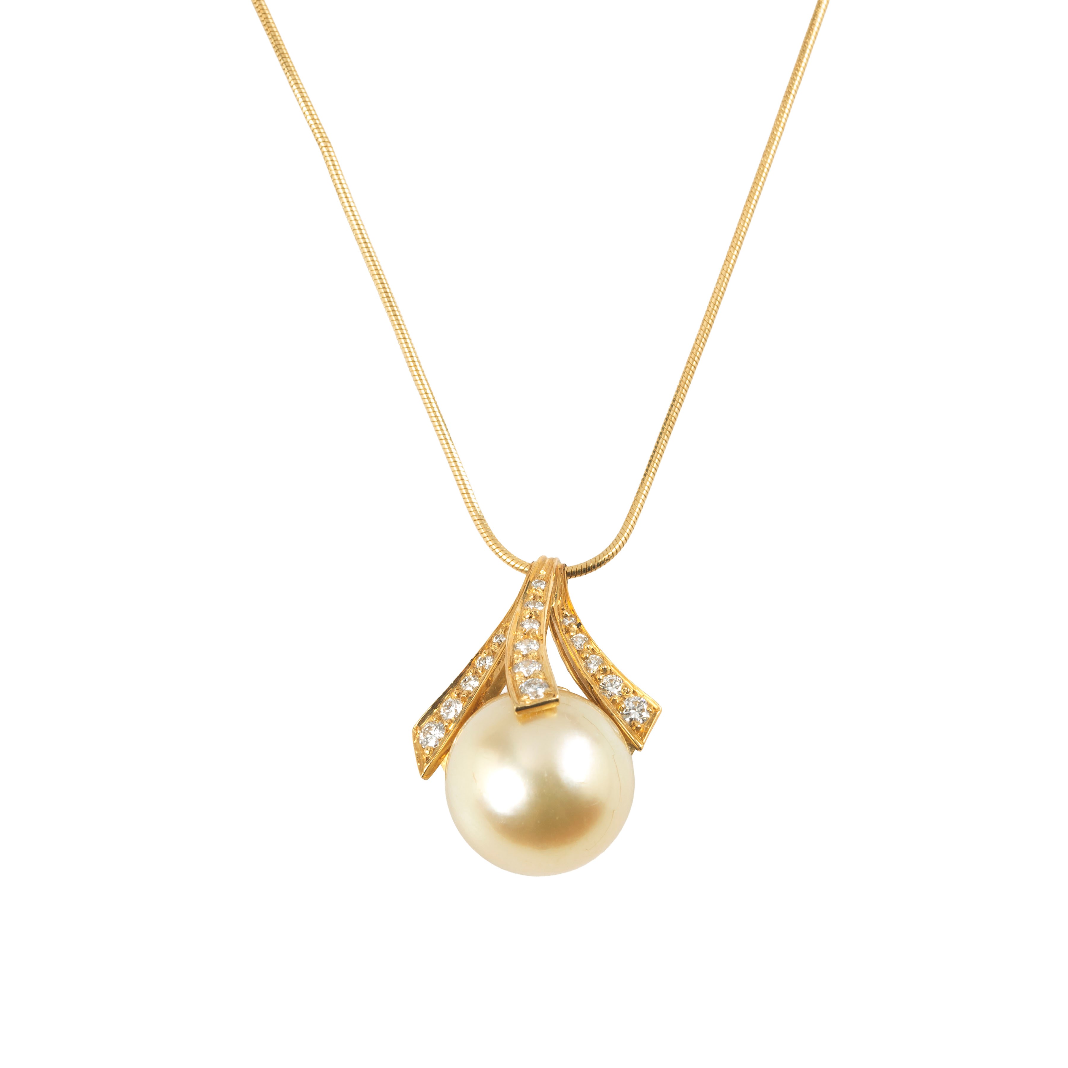 Pendente in oro giallo 18 kt con perla e diamanti, catena in oro giallo 18 kt