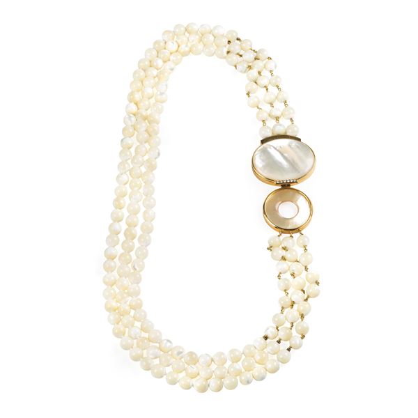 Lunga collana a tre fili in madreperla, pasta vitrea, diamanti e oro giallo 18 kt