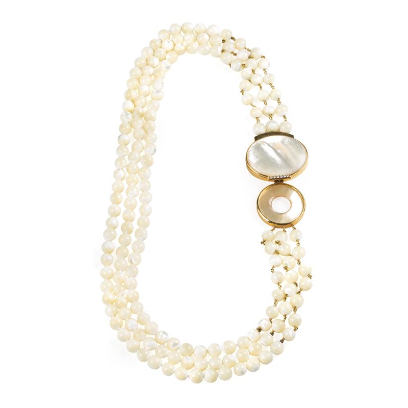 Lunga collana a tre fili, madreperla e pasta vitrea con diamanti e oro giallo 18 kt