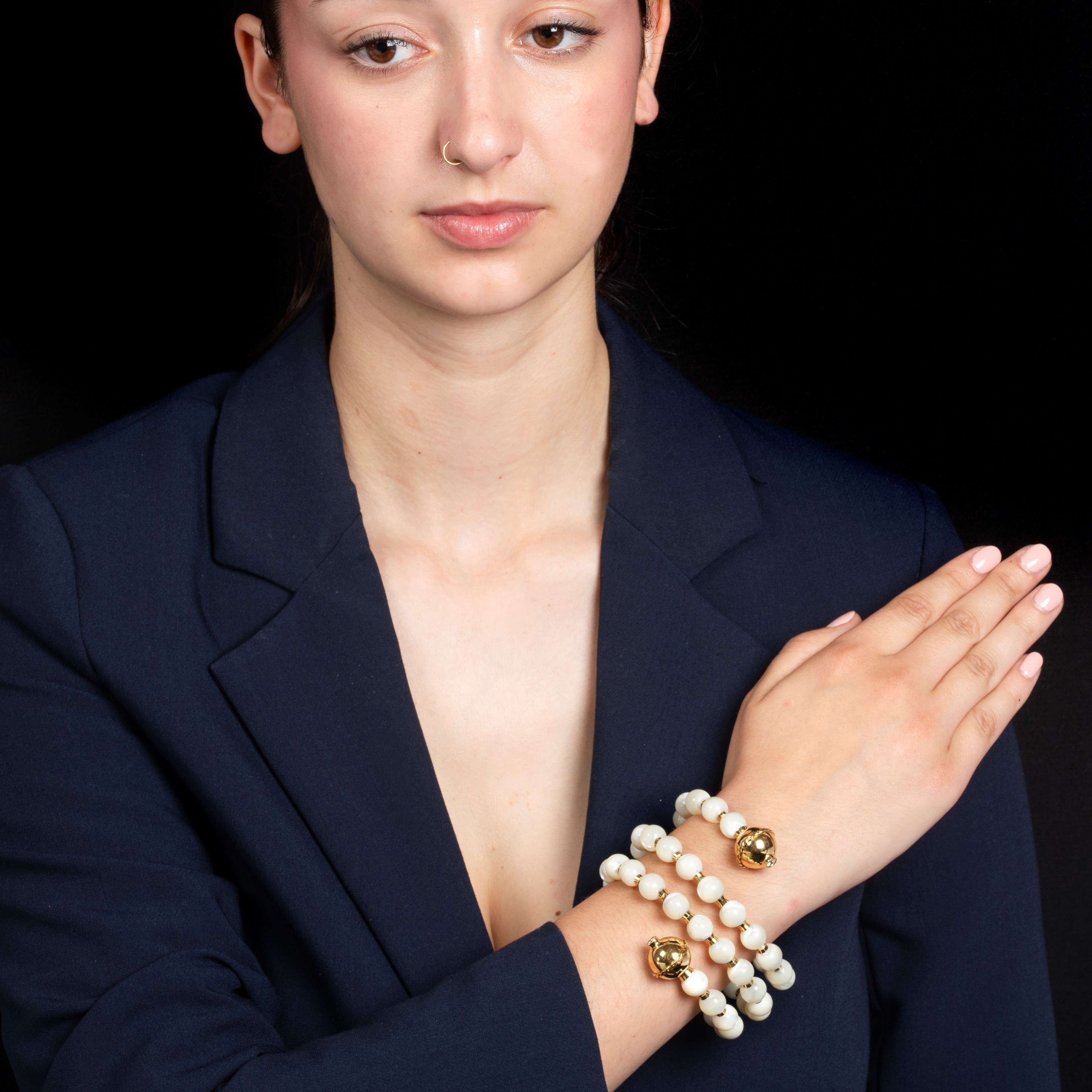 Bracciale rigido a quattro giri, pasta vitrea, diamanti e oro giallo 18 kt