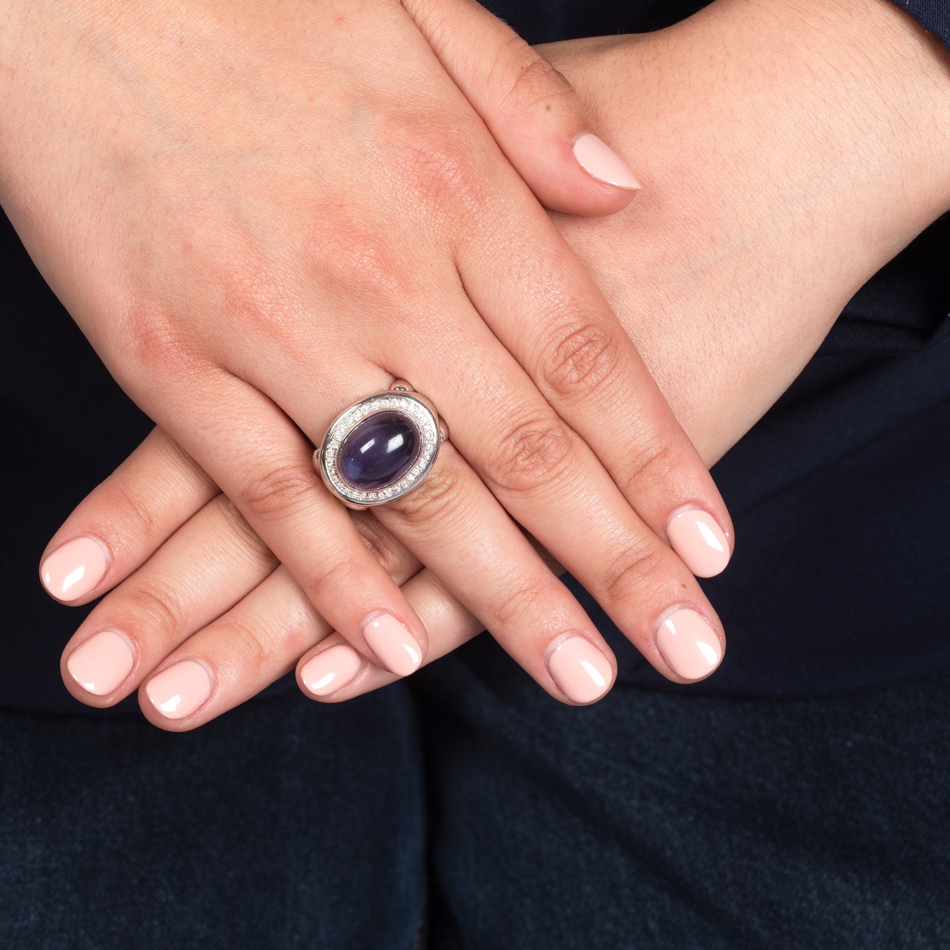 Anello in oro bianco 18 kt con tanzanite cabochon ovale e diamanti, anni Novanta