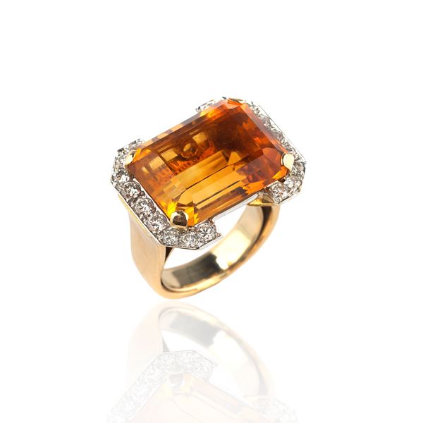 Grande anello in oro giallo 18 kt, diamanti e quarzo arancione