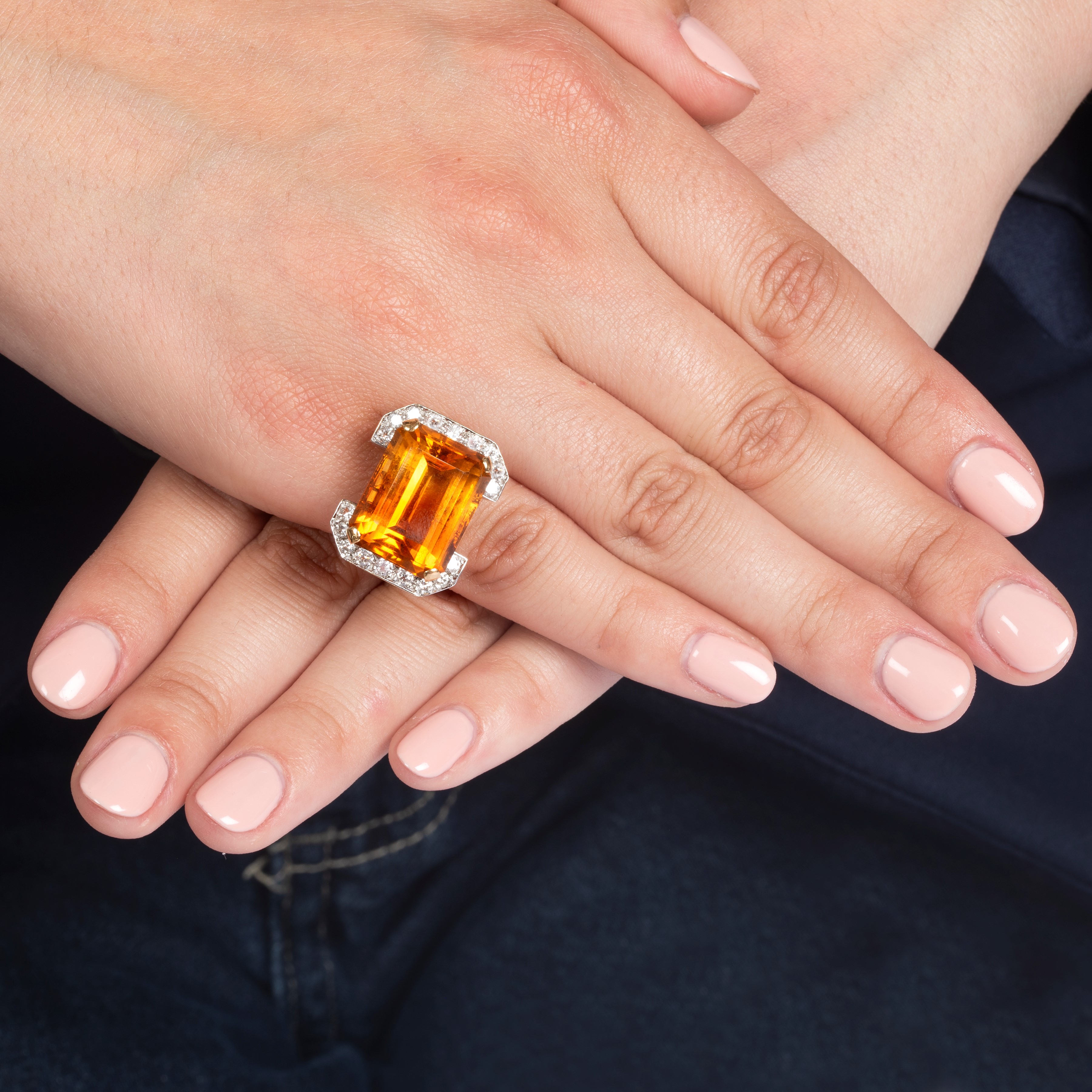 Anello in oro giallo 18 kt con quarzo arancione rettangolare e diamanti (anni Novanta)