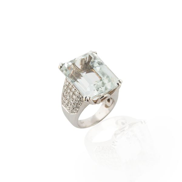 Large ring in 18 kt white gold, diamonds and aquamarine