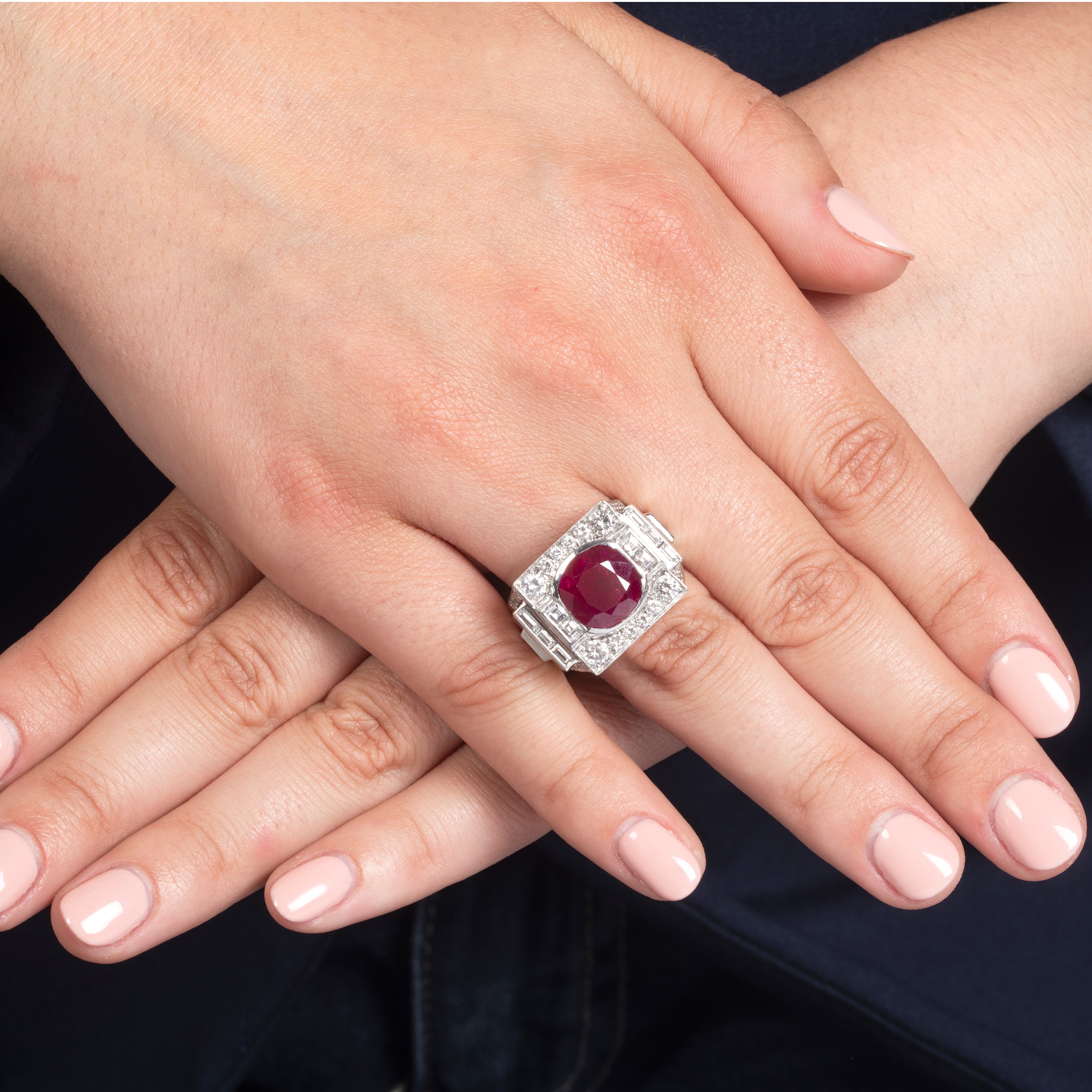 Anello a ponte in oro bianco 18 kt con diamanti e rubino, anni Sessanta