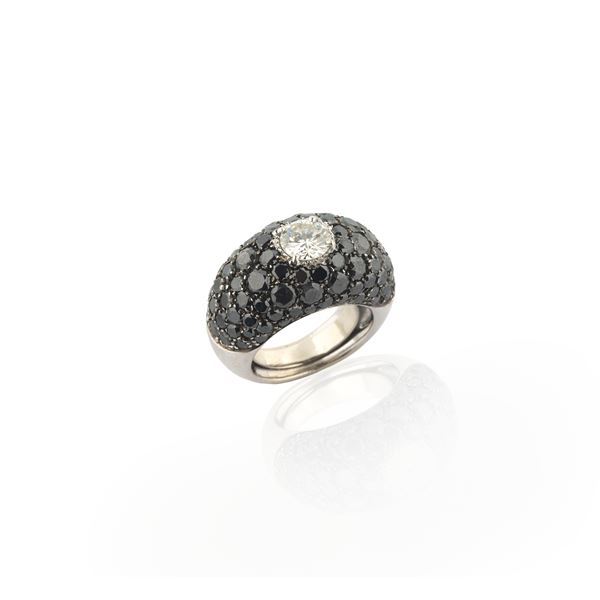 Domed ring in 18 kt white gold, black diamonds and diamond