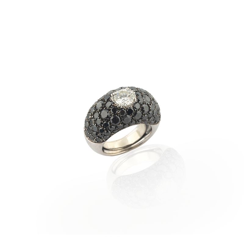 Anello bombato in oro bianco 18 kt con diamante centrale e diamanti neri pavé