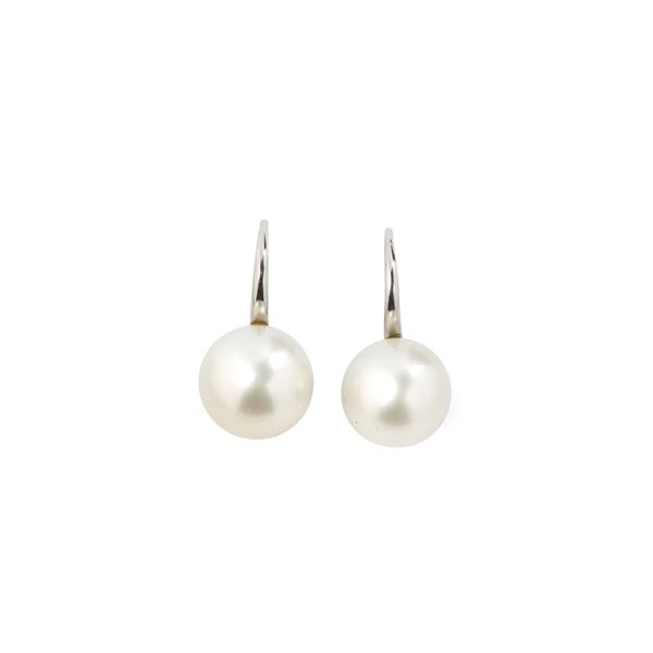 Pair of pendant earrings in 18 kt white gold and Australian pearls