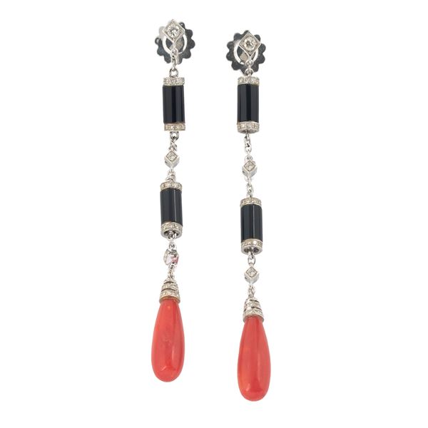 Pair of long earrings in 18 kt white gold, diamonds, onyx and red coral