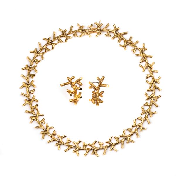 Pair of earrings and necklace made like coral sprigs in 18 kt yellow gold