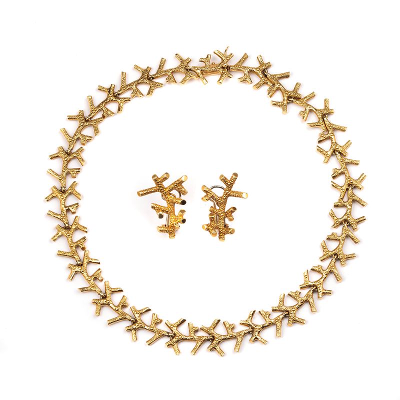 Paio di orecchini e collier, rametti in corallo con montature in oro giallo 18 kt (Firenze, anni ...