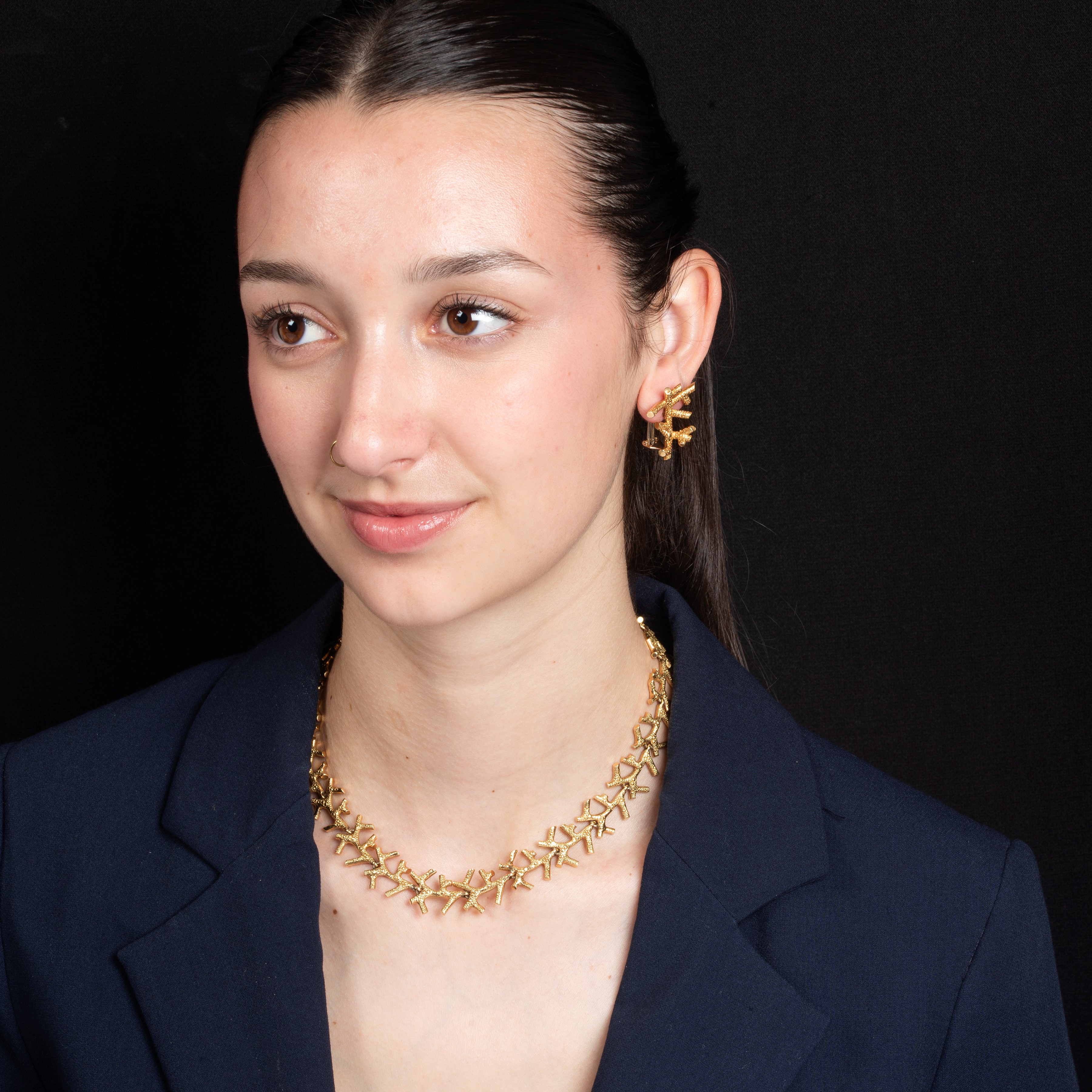 Paio di orecchini e collier, rametti in corallo con montature in oro giallo 18 kt (Firenze, anni ...