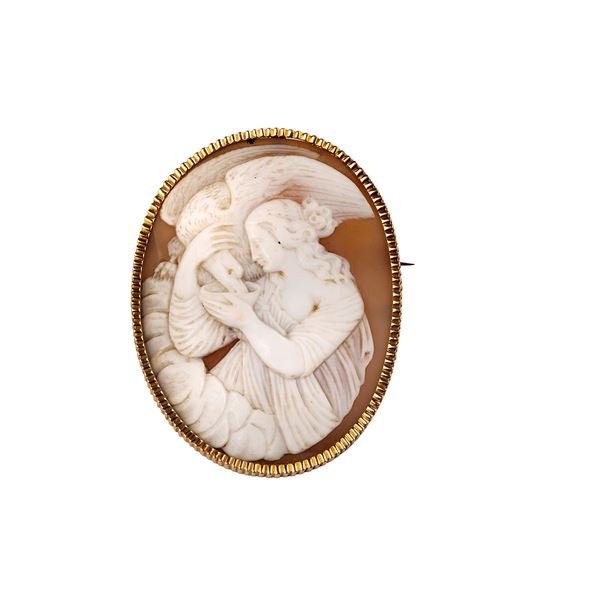 Shell cameo depicting Leda and the swan and 18 kt yellow gold