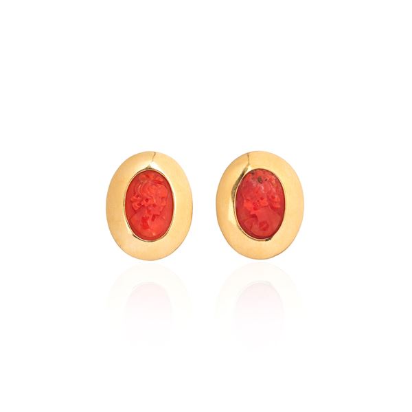 Pair of 18 kt yellow gold clip earrings with engraved red coral cameo