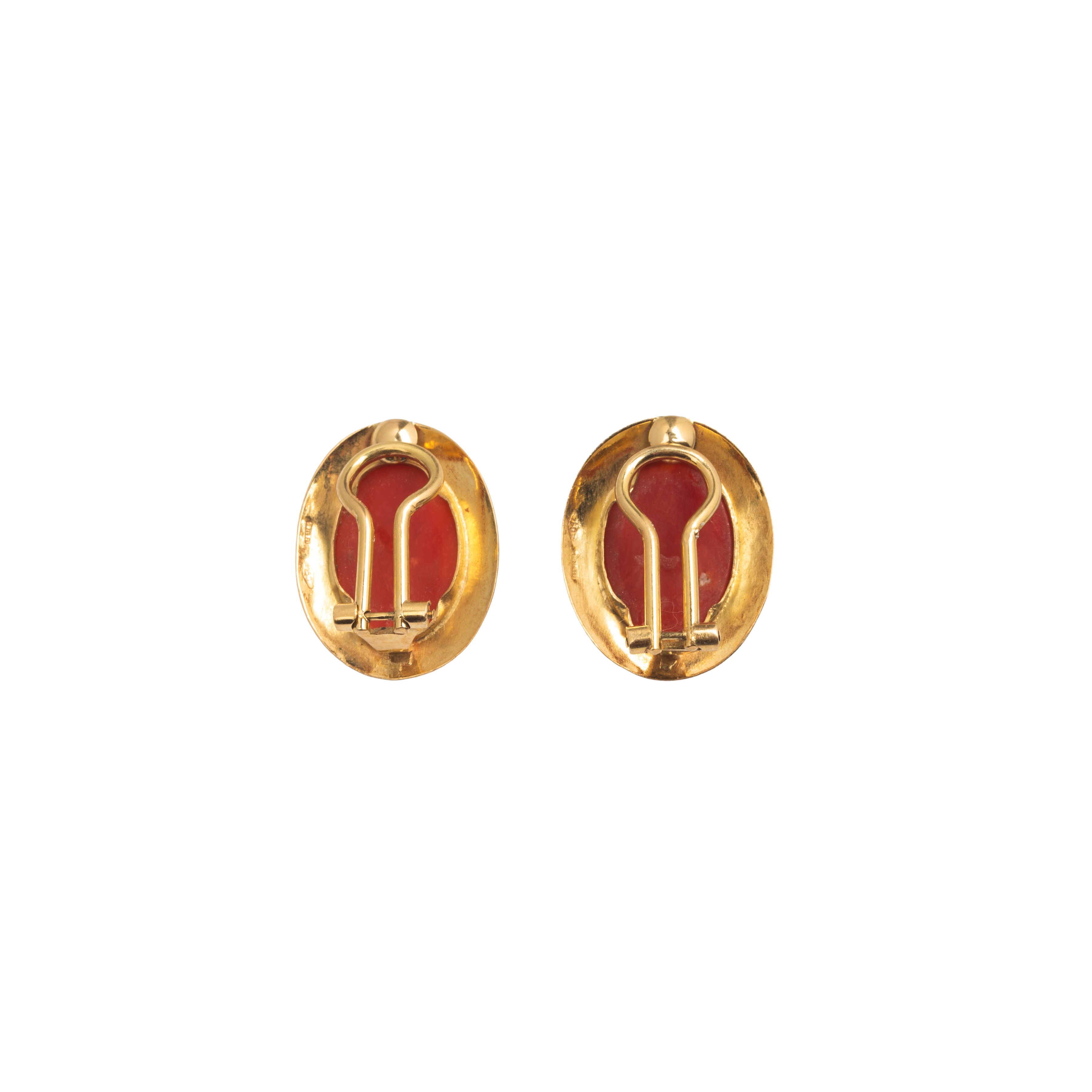 Orecchini a clips in oro giallo 18 kt con cammeo in corallo rosso inciso, Prima metà XX secolo