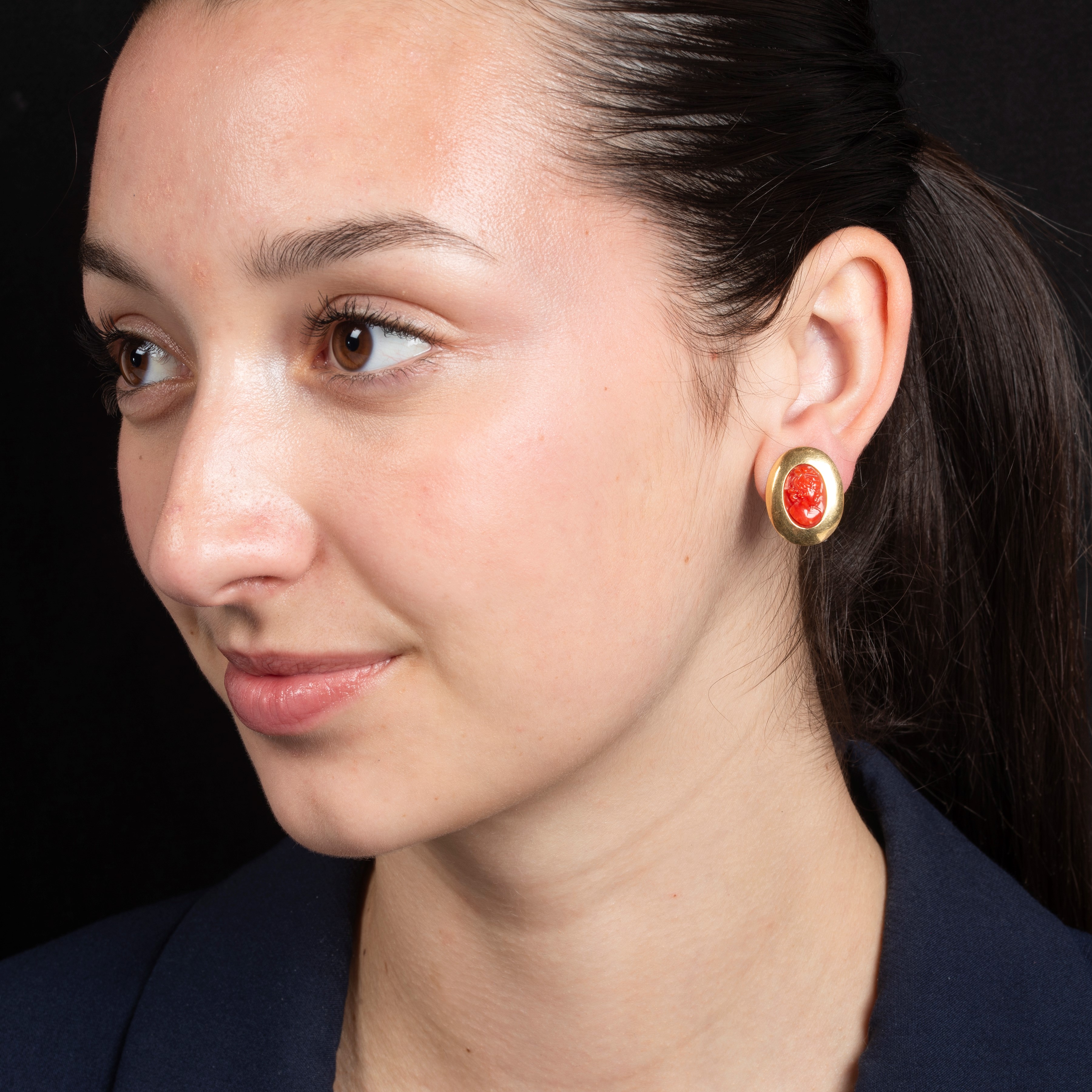 Orecchini a clips in oro giallo 18 kt con cammeo in corallo rosso inciso, Prima metà XX secolo