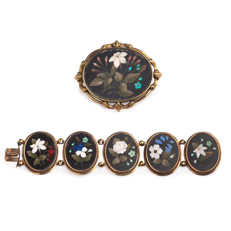 Firenze, Grande spilla e bracciale in oro 9 kt con commessi in pietre dure e motivi floreali (pri...