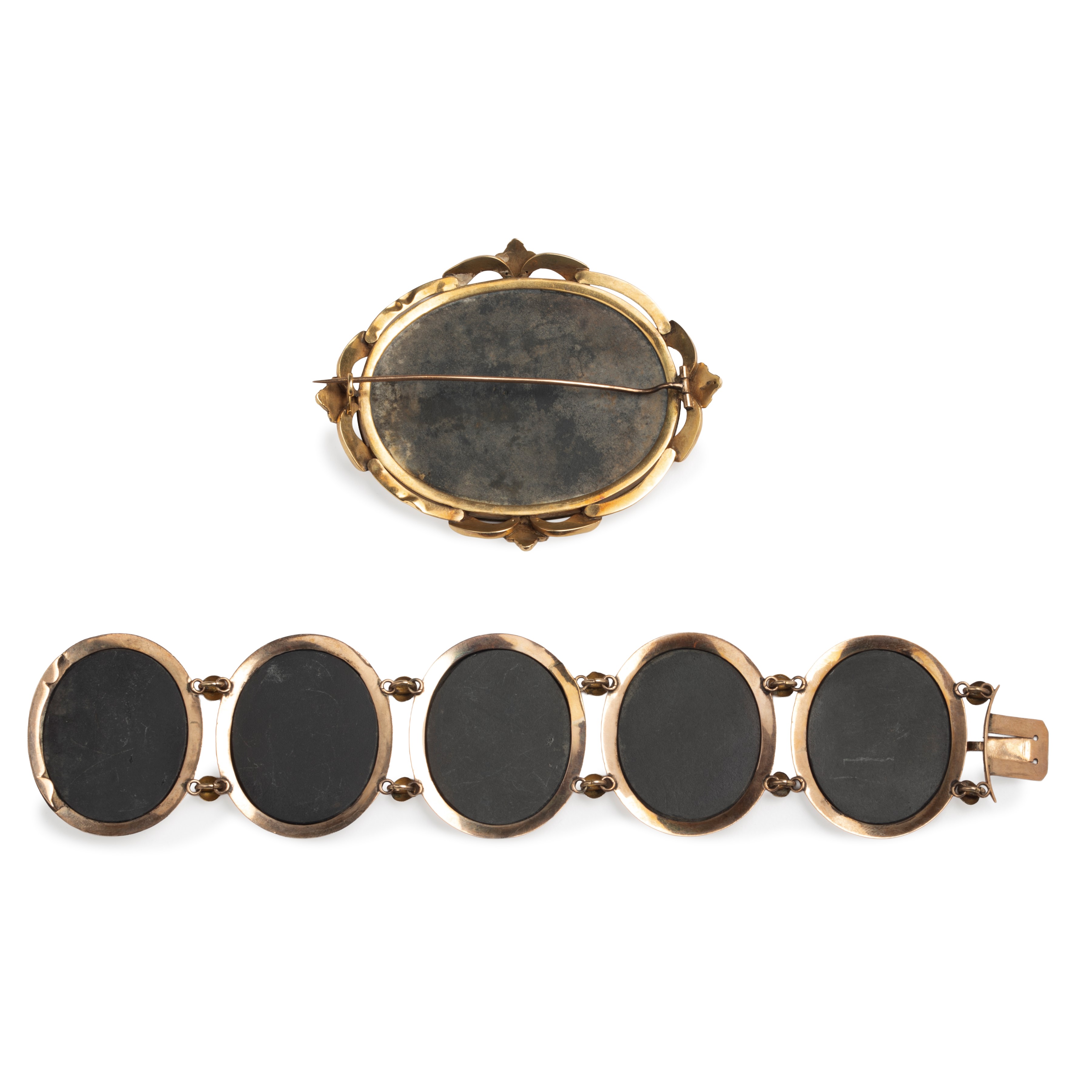 Firenze, Grande spilla e bracciale in oro 9 kt con commessi in pietre dure e motivi floreali (pri...