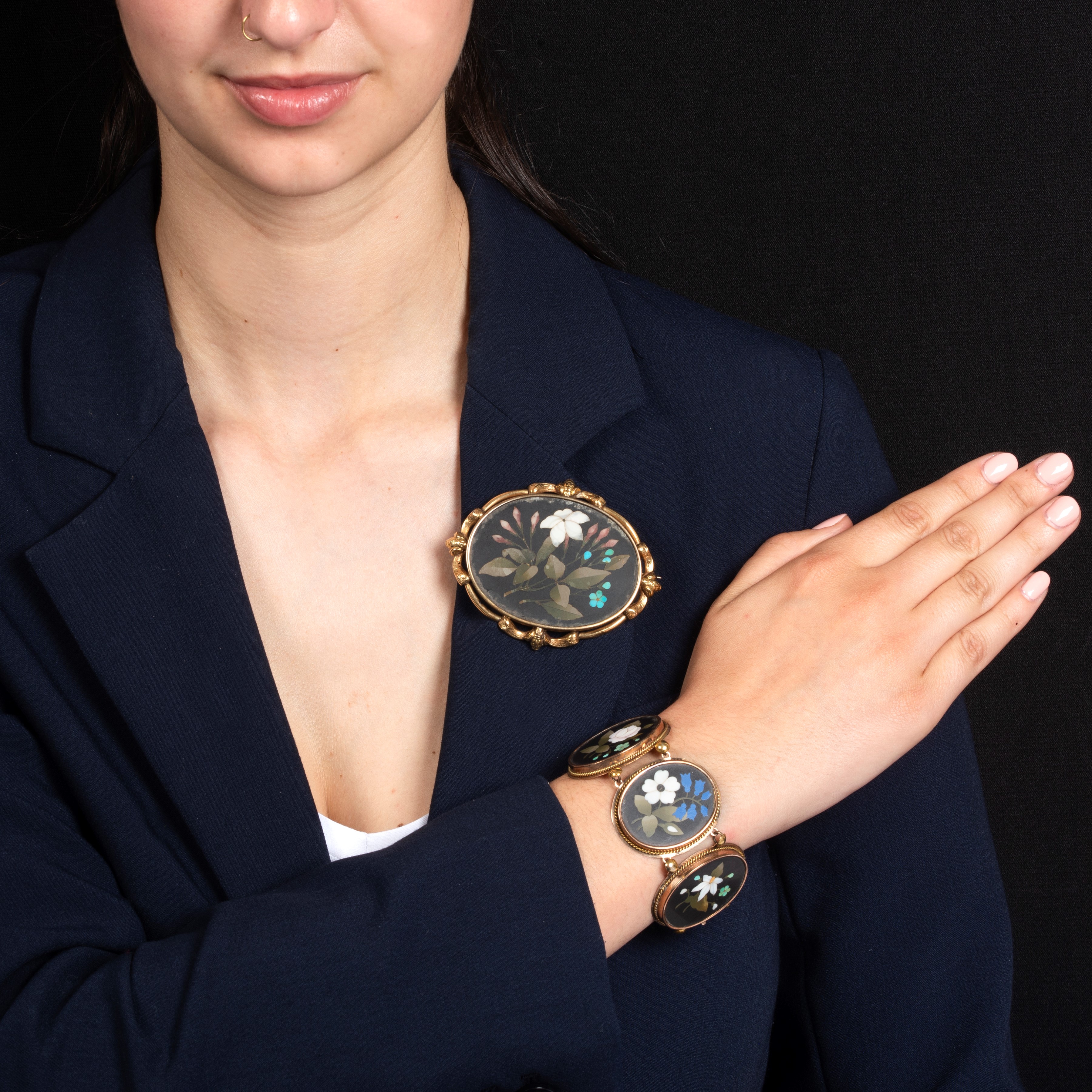 Firenze, Grande spilla e bracciale in oro 9 kt con commessi in pietre dure e motivi floreali (pri...