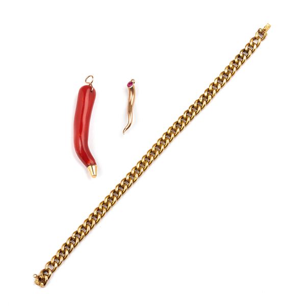 18 kt gold twisted link bracelet, with two low title gold horn pendants and gold
