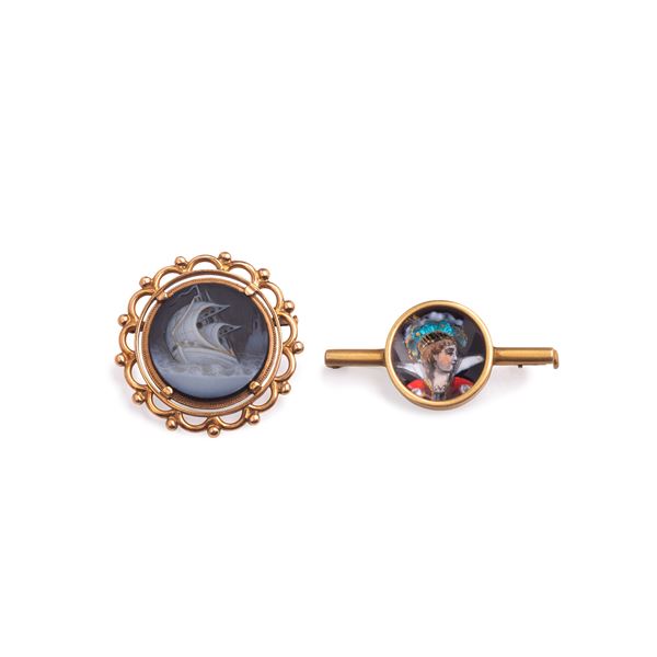 Brooch in 18 kt yellow gold and miniature with Knight and another in 18 kt gold with cameo and sailing ship